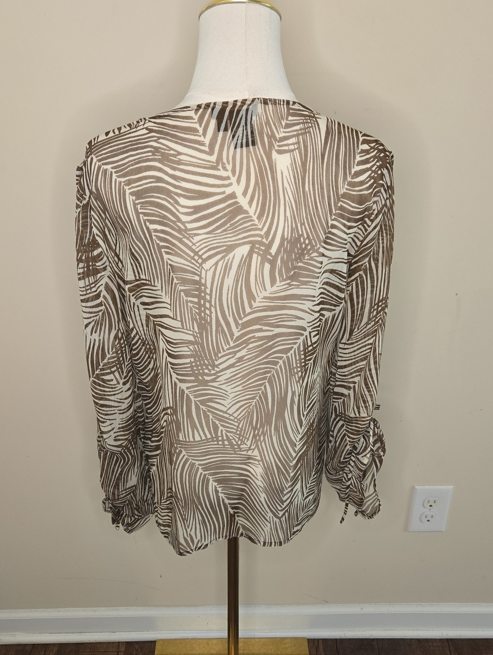 BCBG Max Azria Silk Blouse Taupe Leaf Print Boho Resort Luxe Size 6 Tropical - Picture 6 of 11